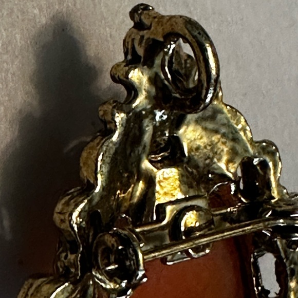 Vintage Gerrys Signed Cameo Coral Tone Antiqued Gold Tone Brooch Pendant - Picture 3 of 10